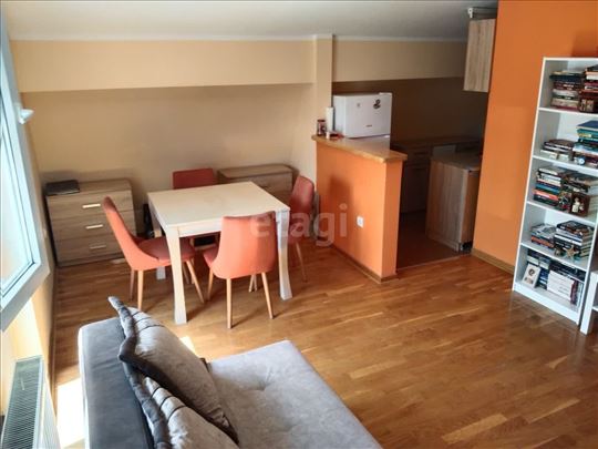 Prodaje se moderan, kompletno namešten stan Krnjač