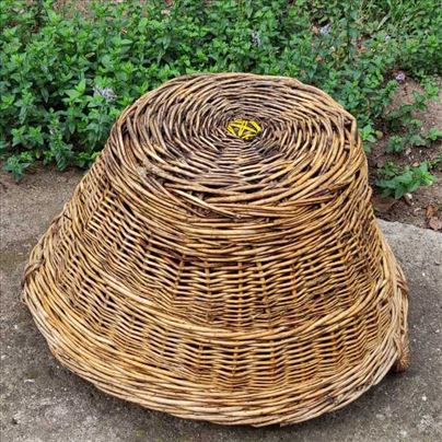 Autentična, ručno pletena korpa sa vintaž šarmom  