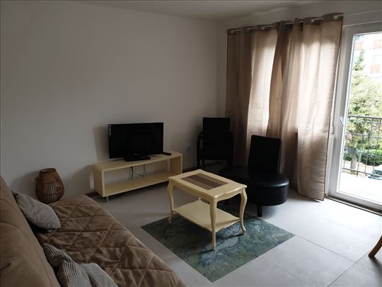 Cerak-dvoiposoban namešten stan 60m2+8m2 terasa