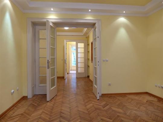 Dobračina, salonac, 50m2, tri prostorije, I sprat