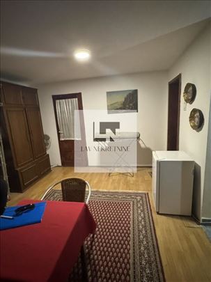 Izdaje se stan u kuci u Opštini Savski venac