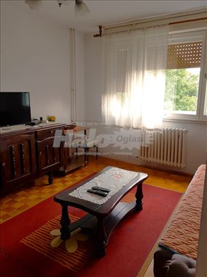 Izdajem 1.5 stana u Zemunu-Novi grad