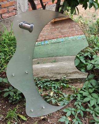 Ogledalo sa futurističkim "Wave" okvirom