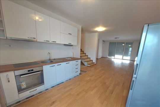  Polunamešten petoiposoban-duplex stan