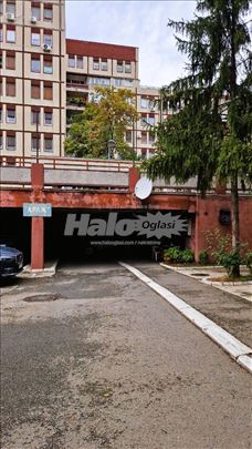 Prostrano garažno mesto Blok 19a /13 m²/24h čuvar