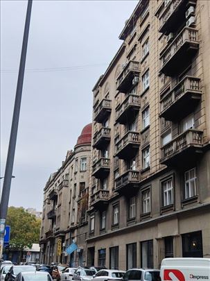 Centar blizina Hotela Bristol prelep SALONAC 108M2