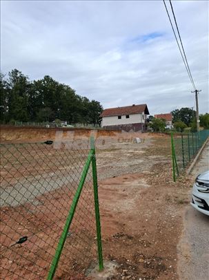 Izdajem ograđen ravan plac 