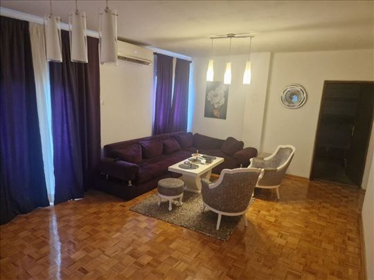 Lep  namesten dvosoban stan na Čukarici