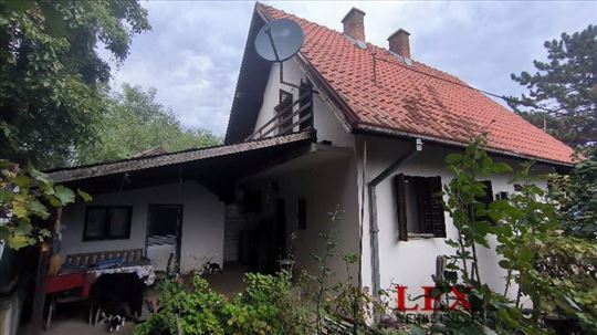 Porodična kuća okružena zelenilom – Vrčin (Avala)