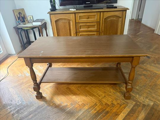 Продајем клуб сто