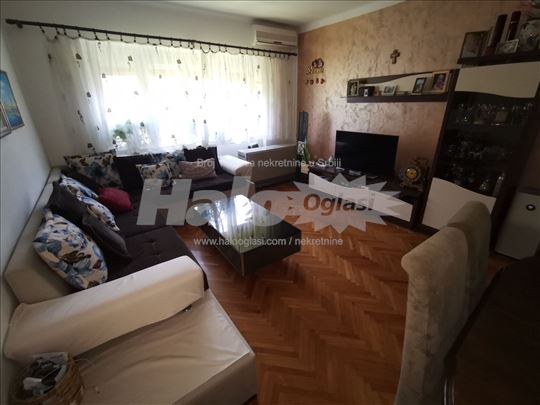 Prodajem komforan, dvosoban stan u Paviljonima