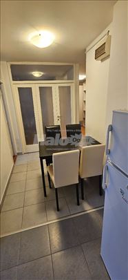 3 sobe, delimicno renoviran, blizu Arene