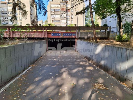 Garažno mesto, Blok 22