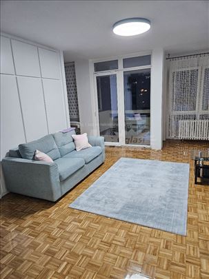 Izdajem trosoban stan na Novom Beogradu