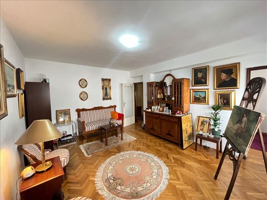 Izuzetan stan sa tri spavaće sobe, Vračar
