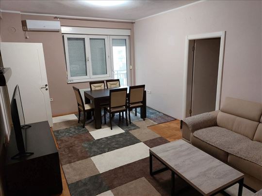 luksuzno opremljen trosoban stan – 65 m²