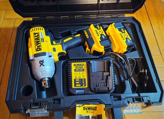 Dewalt odvijac sa punjacem i baterijama