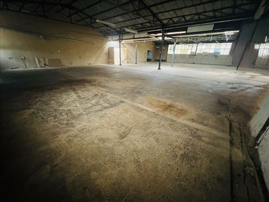 Hala 1000 m² za izdavanje, odlična lokacija !!!