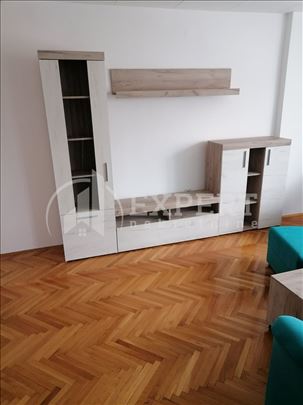 Izdaje se trosoban stan  na Bulevaru Nemanjića,  8