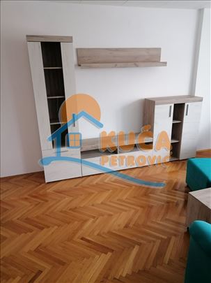 Izdaje se trosoban stan  na Bulevaru Nemanjića,  8
