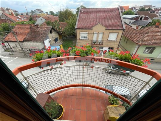 Izdajem dvosoban namešten stan u centru Čačka