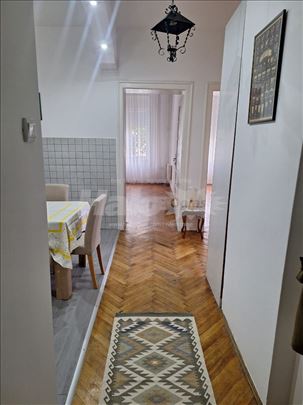 Izdajem stan na Vracaru u Pozarevackoj 10