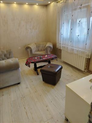 Komforan trosoban stan sa pripadajućim dvorištem