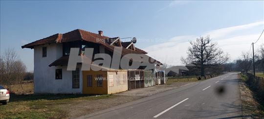 Poslovno-stamb. objekat 200m2, 40a, deljiv na pola