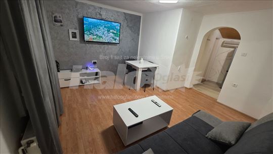 Renoviran stan sa sopstvenim dvorištem Karaburma