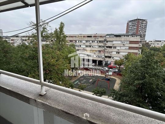 Blok 21,uknjižen na 55m2, mereno 65m2, odličan, su