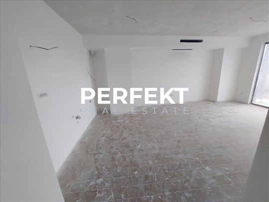 Centar 80m2, treći sprat, eg