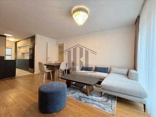 Izdaje se 4.0 stan, 96 m²+dvorište 90 m²