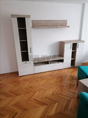 Izdaje se trosoban stan  na Bulevaru Nemanjića,  8
