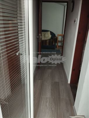 Izdajem ceo sprat, komplet namesten, odmah useljiv