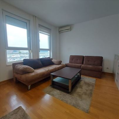 Novi Beograd - Belville - garsonjera 32 m2, garaža