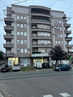 Stan ,109 m2,namešten,pogled na Dunav,uknjižen