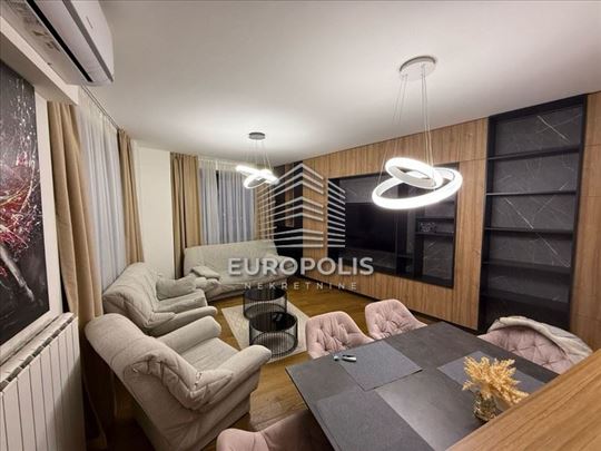 Uknjižen trosoban stan u Beogradu na vodi , retkos