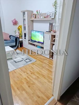 Zemun, Prvomajska, 2.0 stan, renoviran