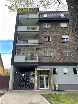 Centar opremljena garsonjera sa parkingom
