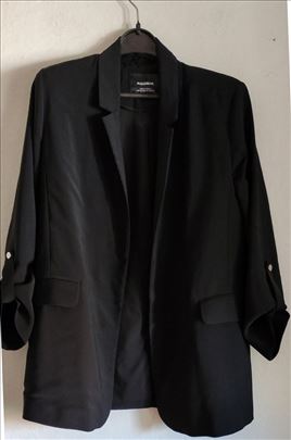 Elegantan Crni Blejzer Pull&Bear, Oversize Stil 