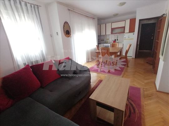 Izdajem dvoiposoban stan u centru grada