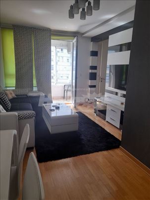 Lux 1.5 stan sa parking mestom 