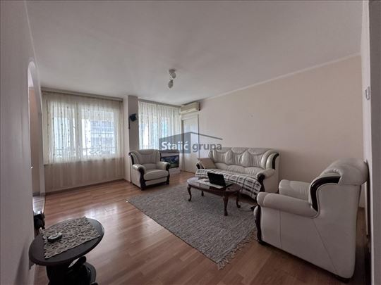 Svetao, dvostran, adaptibilan u četvorosoban