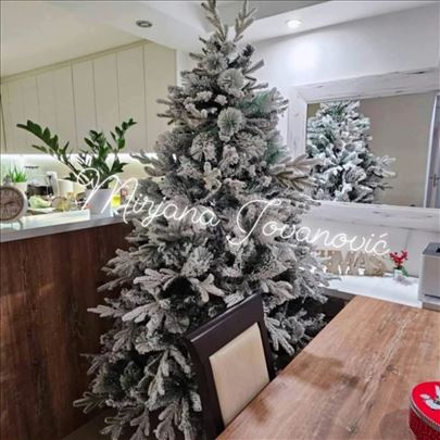 Novogodisnja jelka bela snezna