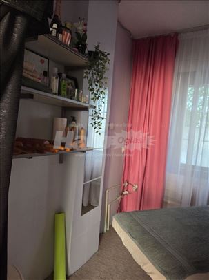 Manja prazna prostorija u sklopu frizerskog salona