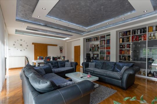 Predivna vila na 5 ari placa, garaža, dvorište