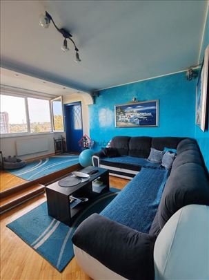 Svetao. Namešten. Renoviran. Trostran + Tavan 38m2