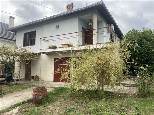 Avala, Vrčin, kuća sa predivnim dvorištem
