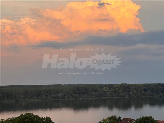 Luksuzan stan pogled na Dunav N.Banovci