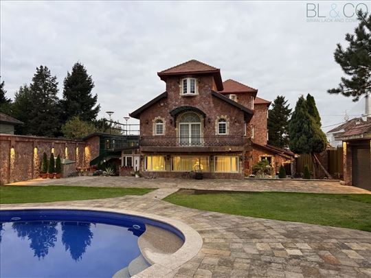 Na Prodaju Vila Sa Krasnim DvoriŠtem I Bazenom